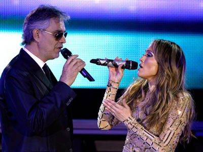 Andrea Bocelli y Jennifer Lopez