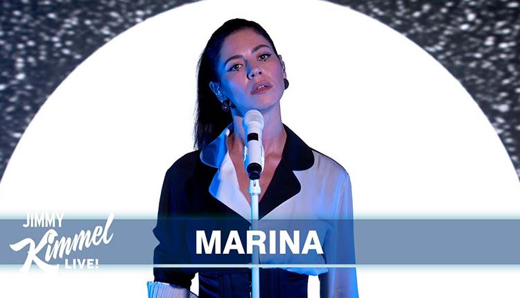 Actuación en directo de Marina