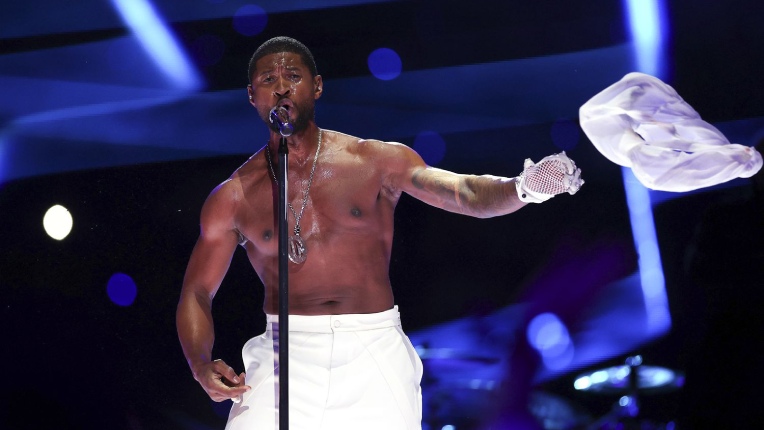 Actuación de Usher en la Super Bowl 2024