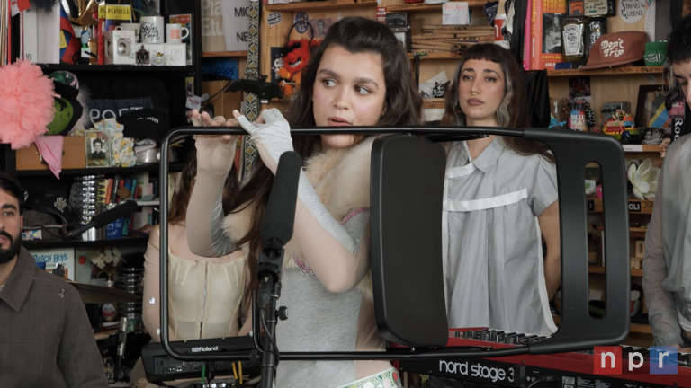 Actuación de Amaia en Tiny Desk Concert
